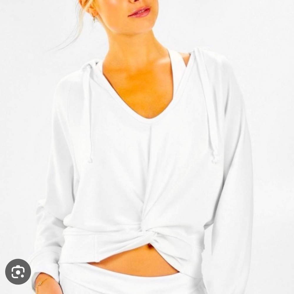 White crop hoodie with a twisted bottom